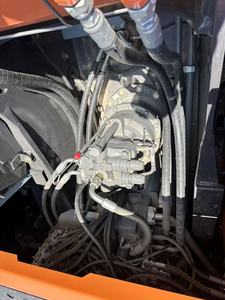 Mini-excavatrice Hitachi ZX55UR avec godet de terrassement d'une capacité de 0,18 m³, poids opérationnel de 5 tonnes, modèle hydraulique sur chenilles d'occasion - Product Image 4