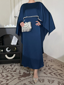عباءة نسائية أنيقة وبسيطة من الساتان - Product Image 2