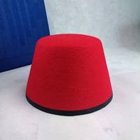 Chapeau Turc Rouge, Chapeau Marocain en Feutre à Pompons pour Événements et Festivals - Vente en Gros Disponible, Design Ethnique Europe & Amérique