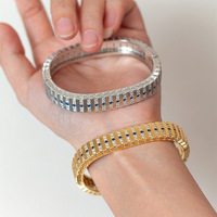 Bracelet jonc rectangulaire de luxe en laiton raffiné, doré, à texture côtelée verticale, pavé de zircone cubique bleu saphir, à charnière
