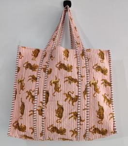 Acolchado Artista Boho Weekender Bag 100% Algodón Yoga Beach Tote con Handprint Floral Animal Print Ecológico Diseño sostenible - Product Image 1