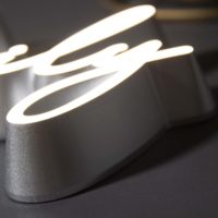 Enseignes lumineuses LED personnalisées Zhilin à lignes fines, panneaux publicitaires sur mesure pour devantures de magasins, lettres/chiffres/texte, usage commercial