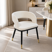 Chaise de salle à manger moderne en velours blanc cassé, dossier souple en U, pieds avec embouts dorés, structure en métal noir, idéale pour la maison, le bureau ou les espaces publics.