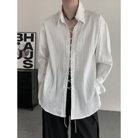 Chemise blanche décontractée à manches longues pour homme, coupe ample, à rayures verticales, avec laçage sur le devant, idéale pour le streetwear quotidien