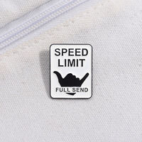 En stock, vente en gros : Pin's en émail métallique personnalisé, motif main Shaka et signal routier de limitation de vitesse, pour vêtements