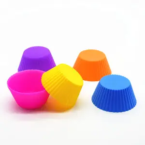 Venta caliente Multicolor Paquete de 12 tazas redondas reutilizables de silicona para hornear Muffin Liners taza antiadherente moldes para pasteles para DIY