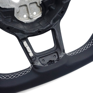 Volant VW Golf MK7 <span class=keywords><strong>GTI</strong></span> avec bande centrale <span class=keywords><strong>blanche</strong></span>, en Alcantara et cuir perforé, forme D, fond plat, surpiqûres sport, amélioration sportive - Product Image 3