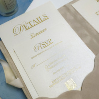 Carte d'invitation de mariage personnalisée élégante avec monogramme en feuille d'or et pochette en velours, Hochzeits Karten, invitations de luxe modernes pour mariage