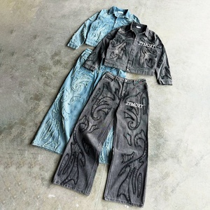 Ensemble deux pièces en jean vintage pour homme, fabriqué sur mesure, avec veste en jean et pantalon en jean effet vieilli et patchs - Product Image 1