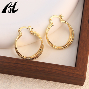 H665 Top-Sale Trendige 14K Dreifarbige Gold Dreireihige Ovale Creolen Modischer Damenschmuck aus Legierung im gedrehten Creolen-Stil - Product Image 3