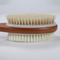 Éponge de douche double face en poils de sanglier et nylon, en bois de lotus peint châtain, avec deux inserts antidérapants bleus et corde de suspension