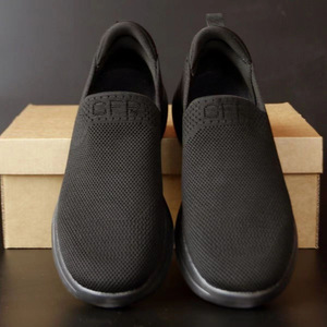 Chaussures de travail noires en maille à enfiler, talon bas, bout rond, respirantes, antidérapantes, pour l'entraînement des jeunes - Product Image 2