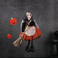 Nouvelle décoration suspendue d'Halloween, poupée sorcière en tissu tenant une balai, accessoires de décoration mignons pour farces, pour la maison, le bar, les fêtes