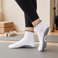 Chaussettes de yoga en coton mi-mollet avec logo personnalisé, antidérapantes, absorbant les chocs, avec revers à volants, chaussettes de Pilates, design gratuit, chaussettes à grip pour le yoga et l'entraînement
