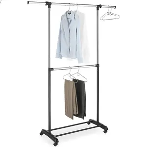 Verstellbarer Kleider ständer aus zwei Stangen in Chrom und Schwarz mit viel Platz zum Trocknen von Kleidung