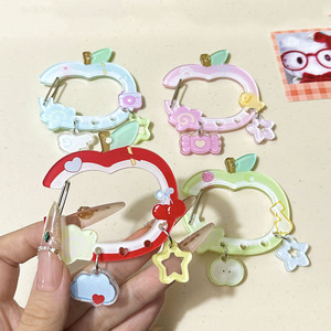 Venta al por mayor: Colgante hueco de acrílico transparente con diseño de chica dulce de dibujos animados, bonito, para estudiantes, con gancho de almacenamiento para accesorios de cadena de mosquetón - Product Image 1