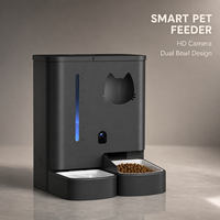 Distributeur automatique intelligent pour animaux de compagnie avec caméra, grande capacité, écologique, moderne, avec logo personnalisé, intégrant alimentation et eau.
