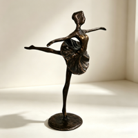 Sculpture moderne en cuivre faite à la main, figurine de ballerine en position de coup de jambe haute, décoration de bureau à domicile