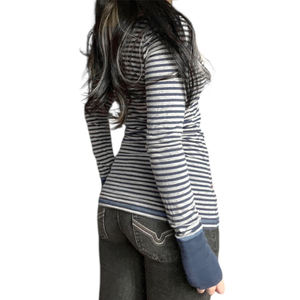 Camiseta de manga larga a rayas, estilo casual, con cuello en V, bordado vintage con letras, ajustada y que estiliza la figura. - Product Image 4