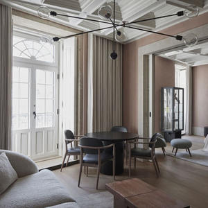 Armoire de style boutique contemporaine avec portes coulissantes, tringle de suspension, étagère de rangement, finition haut de gamme, organisation des vêtements - Product Image 2