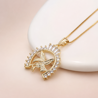 Collier pendentif élégant en forme de fer à cheval et de colibri plaqué or 18 carats avec zircone cubique, un cadeau charmant pour elle
