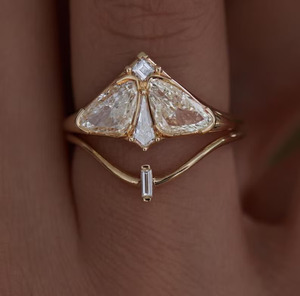 Anillo de Compromiso de Cinco Piedras de Moissanita Incolora con Diseño de Abeja y Polilla en Oro de 14K - Product Image 1