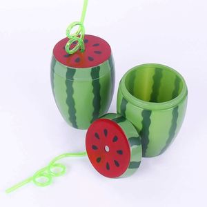 Fournitures pour fêtes d'été : Gobelet à boire en plastique vert de 25 oz en forme de pastèque avec paille de 5,8 pouces - Product Image 2