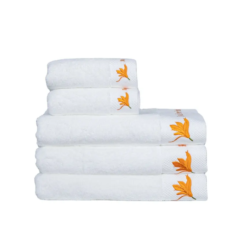 5 सितारा होटल मानक 100% कपास सुपर वाटर अवशोषण स्नान तौलिया होटल के लिए कस्टम सफेद कढ़ाई चेहरे
