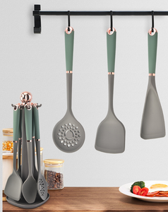 Ensemble de 12 ustensiles de cuisine en silicone avec accents or rose, comprenant spatules, louches et écumoires, avec support de rangement - Product Image 5