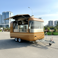 Camion de restauration personnalisé avec cuisine complète, conçu pour les services de traiteur mobiles de pizzas, tacos, barbecues, hot-dogs et glaces.