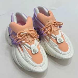 รองเท้าผ้าใบแฟชั่นผู้ชายคุณภาพสูง น้ำหนักเบา ระบายอากาศดี ซับแรงกระแทก ป้องกันกลิ่น พื้นหนา รองเท้ากีฬาลำลอง - Product Image 2