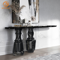 Table console moderne de luxe avec plateau en marbre noir, base sculpturale en forme de bouteille et miroir orné, table d'entrée, meuble haut de gamme pour couloir