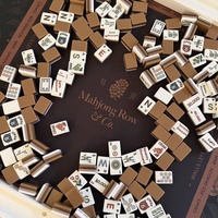 Jeu de tuiles de Mahjong américain de luxe en acrylique cristallin avec motif caramel chocolat, chiffres chinois, Joker et ours gravé, pour la maison et les cadeaux
