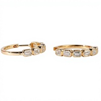 Boucles d'oreilles créoles minimalistes en or massif 10K 14K 18K avec diamant de laboratoire émeraude serti clos et diamant Huggie