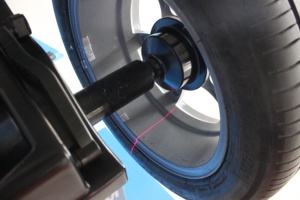 Máy cân bằng lốp kỹ thuật số giá rẻ, dễ vận hành - Product Image 2