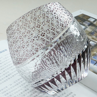 Handgefertigter Eiförmiger Lila Edo Kiriko Glas-Tumbler Handgeschnitzter Kristall-Wasserbecher mit Schildpatt-Chrysanthemen-Muster