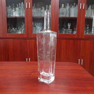 Bouteille en verre de flint premium carrée de 750 ml pour rhum, avec <span class=keywords><strong>bouchon</strong></span> en liège, vide, vente en gros - Product Image 3