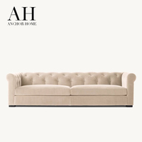 Canapé Chesterfield de luxe trois places en lin beige avec dossier capitonné profond et accoudoirs roulés pour salon, villa, maison, hôtel
