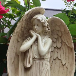 Statue d'ange vintage européenne en résine - Figurine ailée réfléchissante pour jardin, patio et décoration intérieure, ornement de style antique - Product Image 4