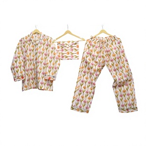 Ensemble de pyjama pour femmes à imprimé floral 100% coton, robe d'été unique à manches trois-quarts pour la maison, taille XL avec chemise et pantalon - Product Image 1