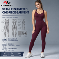 Combinaison de yoga personnalisée avec logo, col en V, dos croisé, dos ouvert, effet froncé aux fesses et extensible dans les quatre sens pour les entraînements de gym des femmes