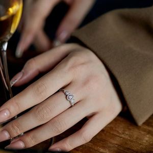 Bague de mariage et de promesse Dylam en argent sterling plaqué rhodium, style diadème et couronne, fine, incurvée, avec 5 pierres taille marquise et arche en V - Product Image 4