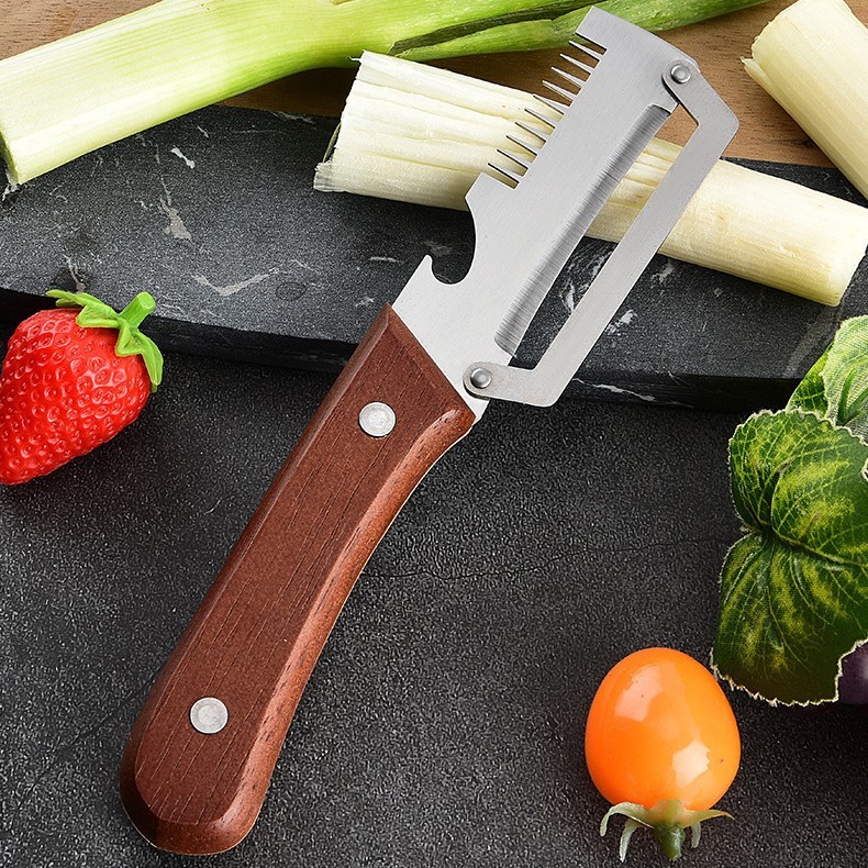 Cuchillo de madera para pelar y cortar cebollino a mano.