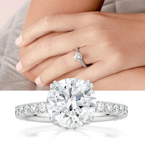 Anello di Proposta Classico con Zirconi per Donne, Gioiello da Dito Minimalista ed Elegante - Product Image 2