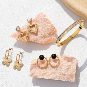 Bijoux personnalisés pour femmes, accessoires, plaqué or, boucles d'oreilles délicates en forme de papillon et de cœur - Product Image 1