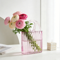 Vase élégant et charmant en verre rose en forme de sac à main avec des rainures verticales, vase à fleurs pour la décoration moderne de la maison, du salon et de la table