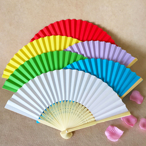 Éventail pliant artisanal en bambou blanc peint à la main, idéal pour les mariages, les fêtes et la décoration intérieure - Product Image 6