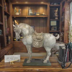 Estatuilla de caballo de Guerra de la dinastía Tang hecha a mano, estatua de resina antigua creativa, decoración del hogar, modelo Animal inspirado en la cultura china Anime