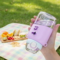 Bouteille d'eau en plastique 750 ml grande capacité, design élégant, portable pour le sport et l'été