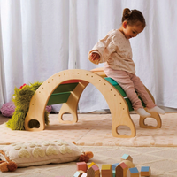 Hölzerne Indoor Climber & Play Struktur Triangle Climber Ramp Climbing Arch Rocker mit Kissen für Kinderspiel